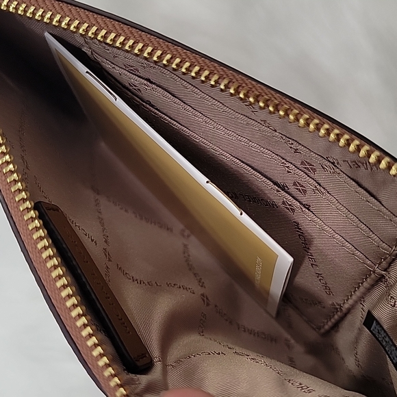 MICHAEL KORS Jet Set Medium Logo Crossover Wristlet - Picture 4 of 8